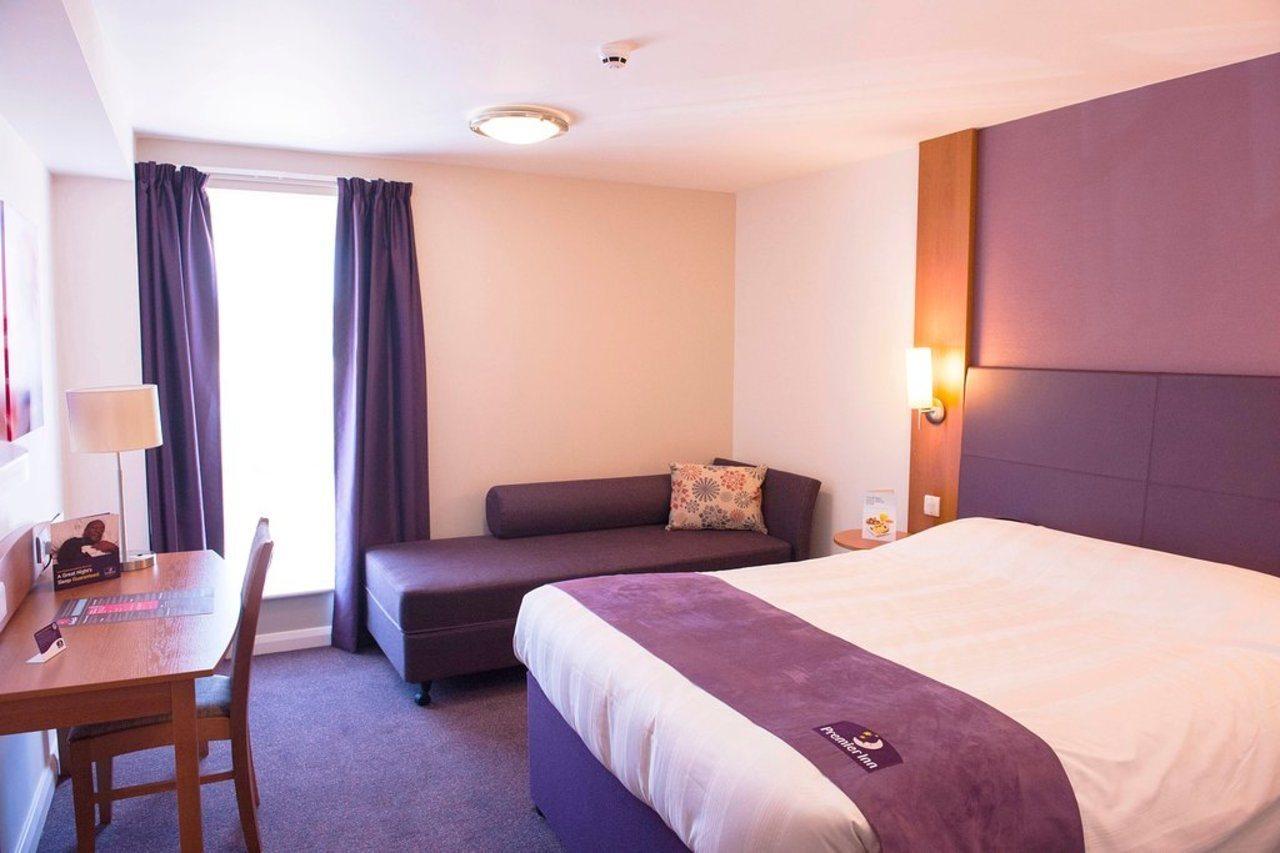 Premier Inn Manchester Airport Runger Lane North Hale (Greater Manchester) Exterior foto