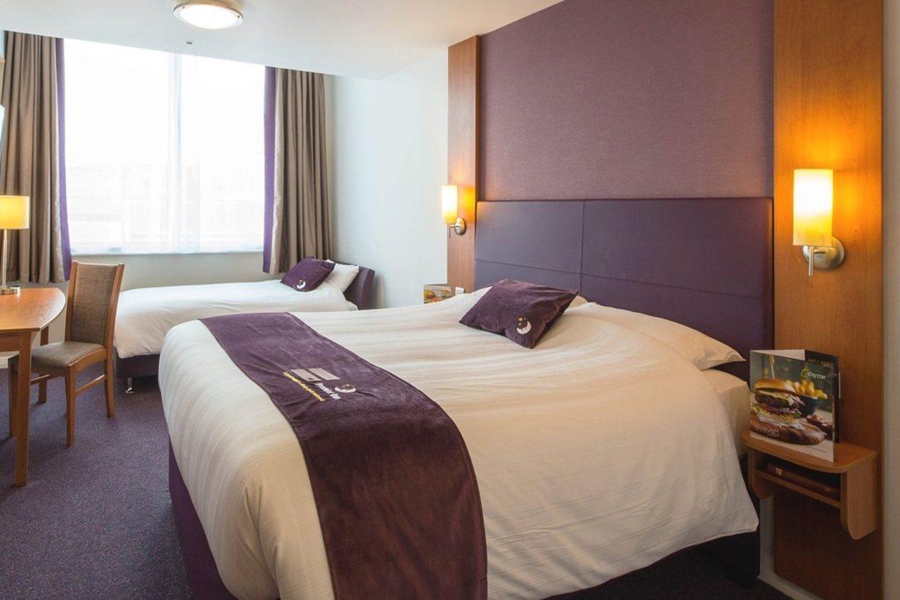 Premier Inn Manchester Airport Runger Lane North Hale (Greater Manchester) Exterior foto