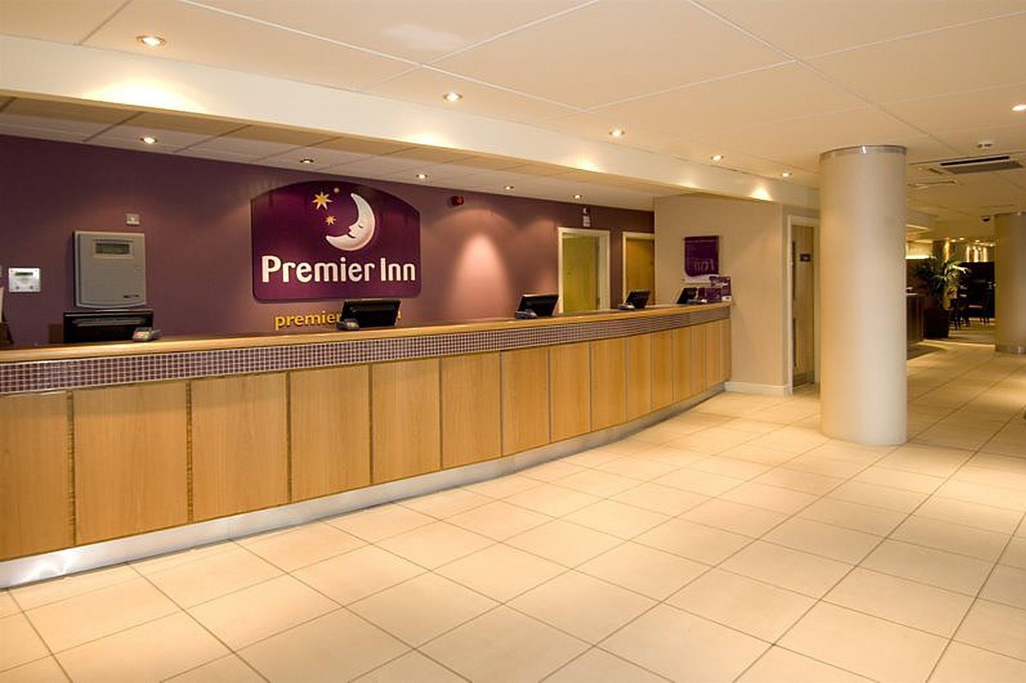 Premier Inn Manchester Airport Runger Lane North Hale (Greater Manchester) Exterior foto