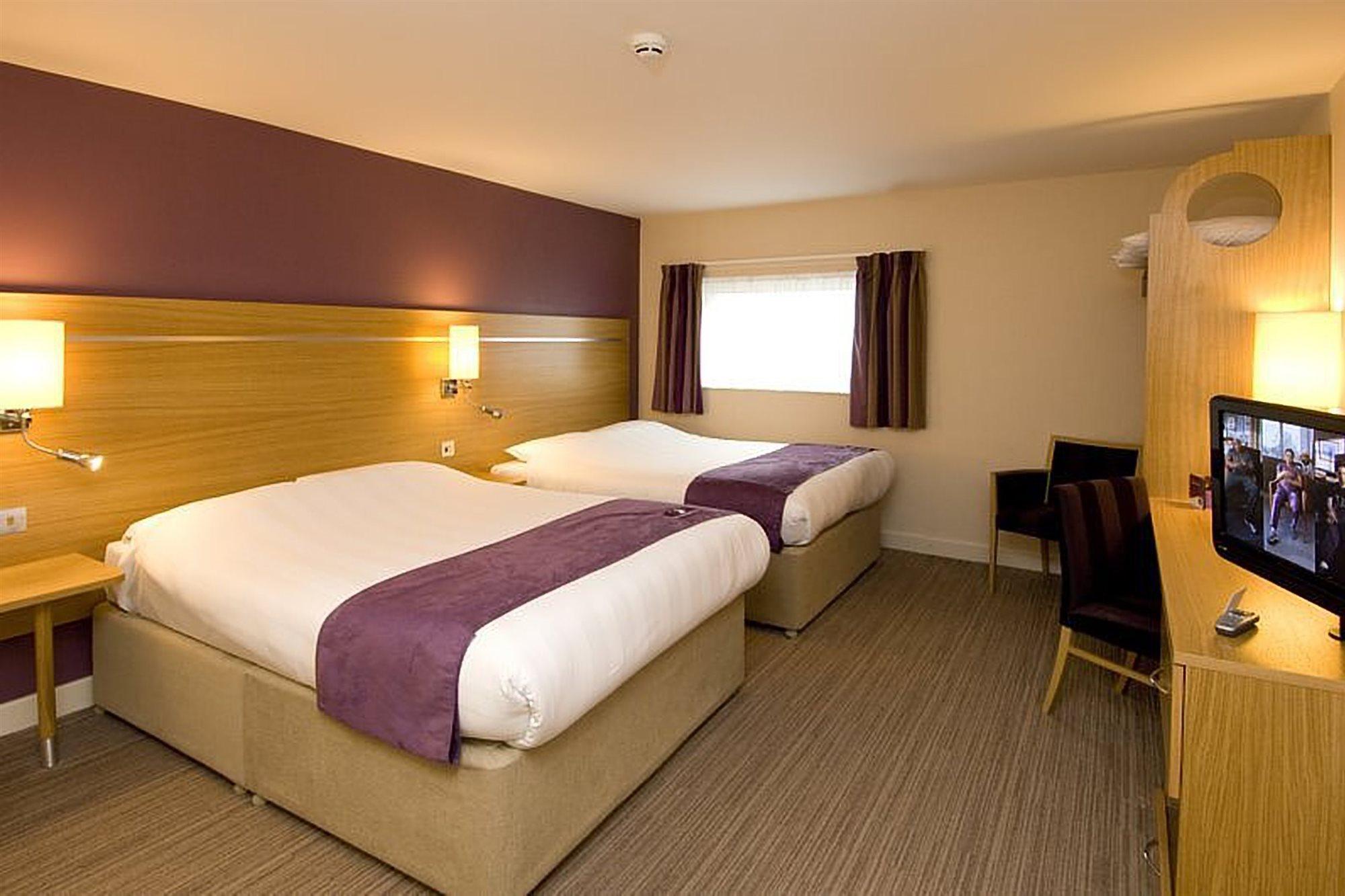 Premier Inn Manchester Airport Runger Lane North Hale (Greater Manchester) Exterior foto