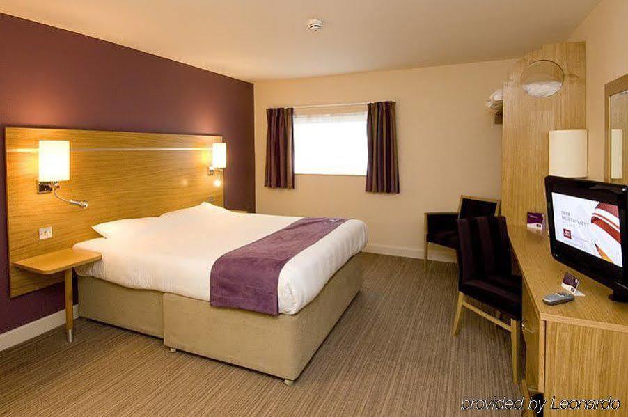 Premier Inn Manchester Airport Runger Lane North Hale (Greater Manchester) Exterior foto